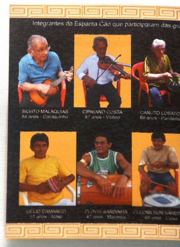 Integrantes do grupo Espanta Cão. Seu Célio Camargo é o de blusa amarela, no canto inferior esquerdo.